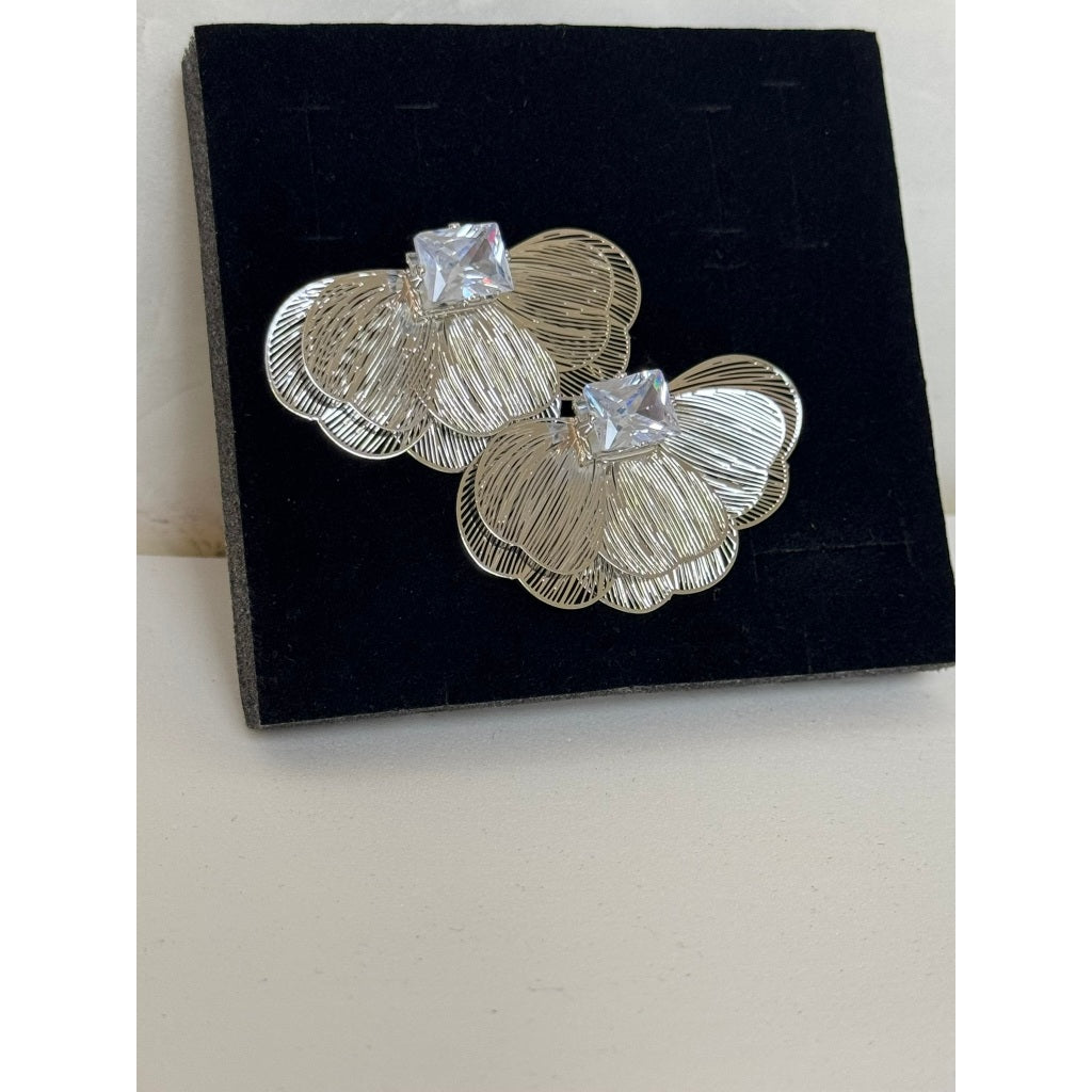 Brinco feminino Flor Dourado e prateado com Cristal – Delicadeza e Sofisticação em Uma Peça Única