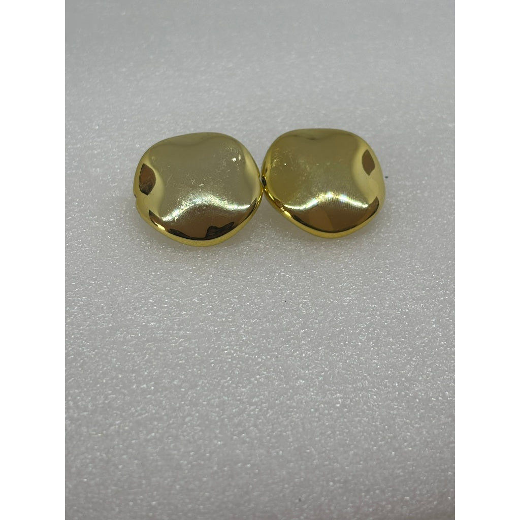 Brinco Botão Metalizado – Minimalismo e Sofisticação em Uma Peça Atemporal