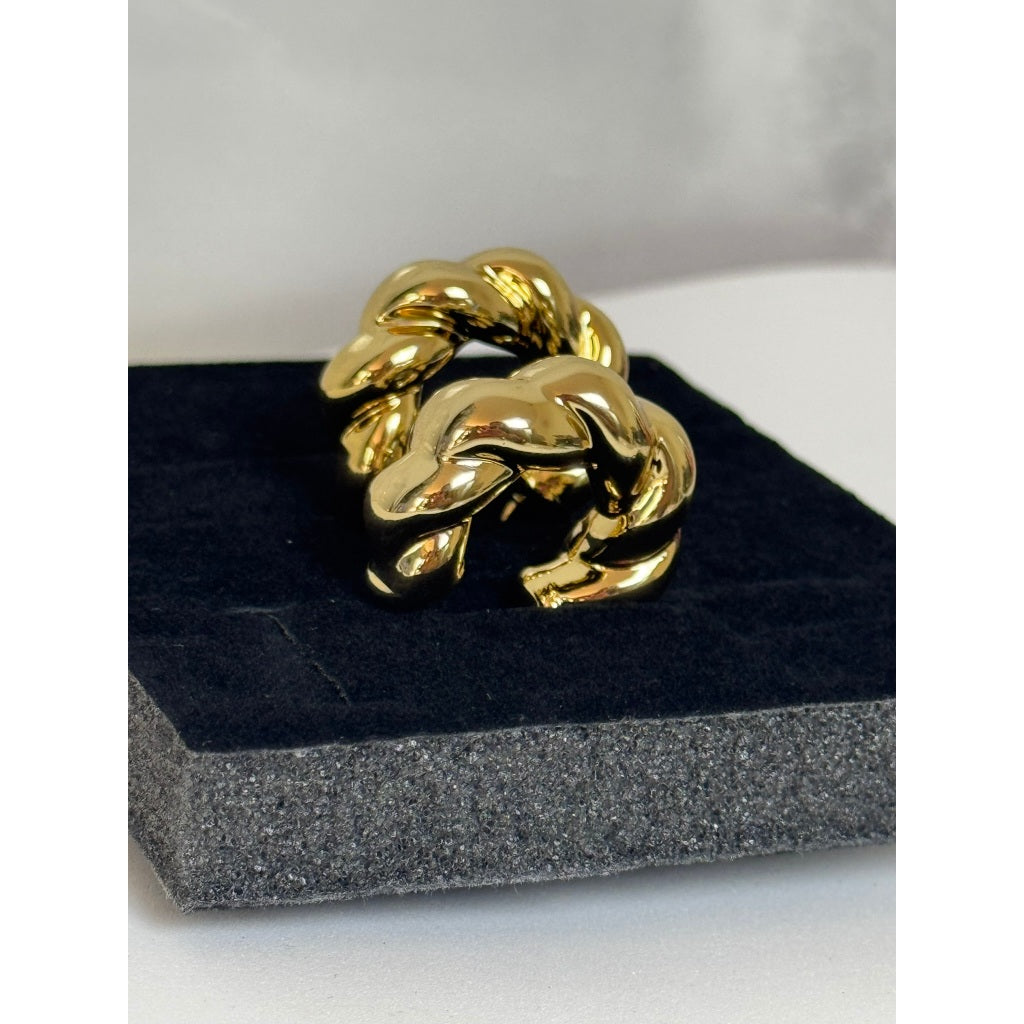 Brinco Dourado e prata Torcido – Elegância e Sofisticação