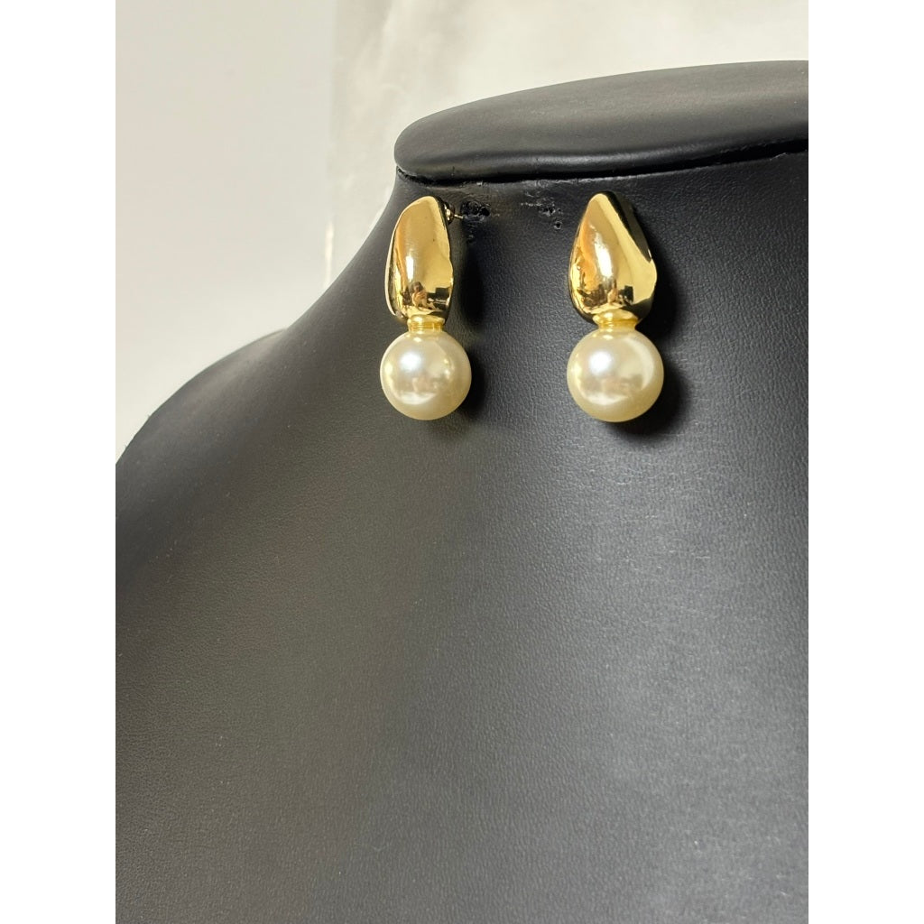 Brinco Dourado e prata com Pérola – Clássico e Elegante