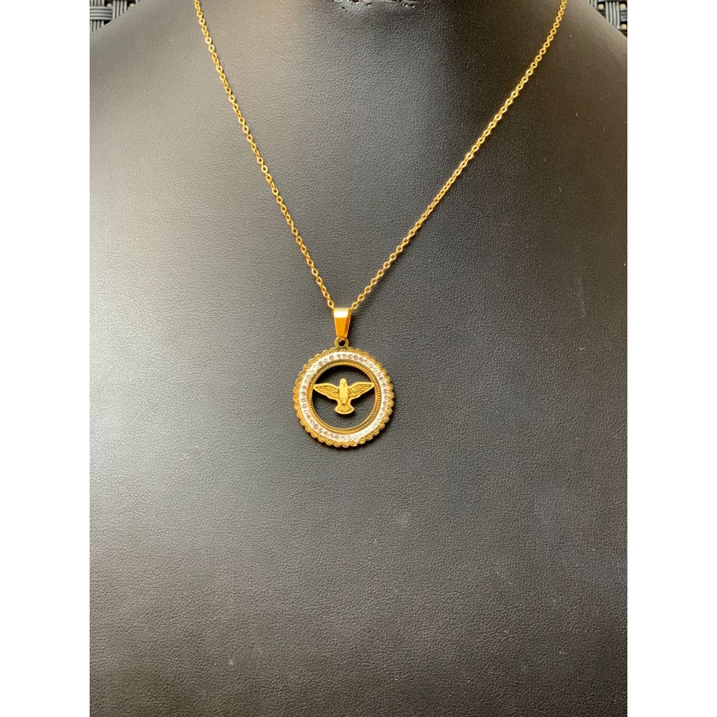 Colar em Aço Inoxidável Dourado com Pingente de Espírito Santo Cravejado