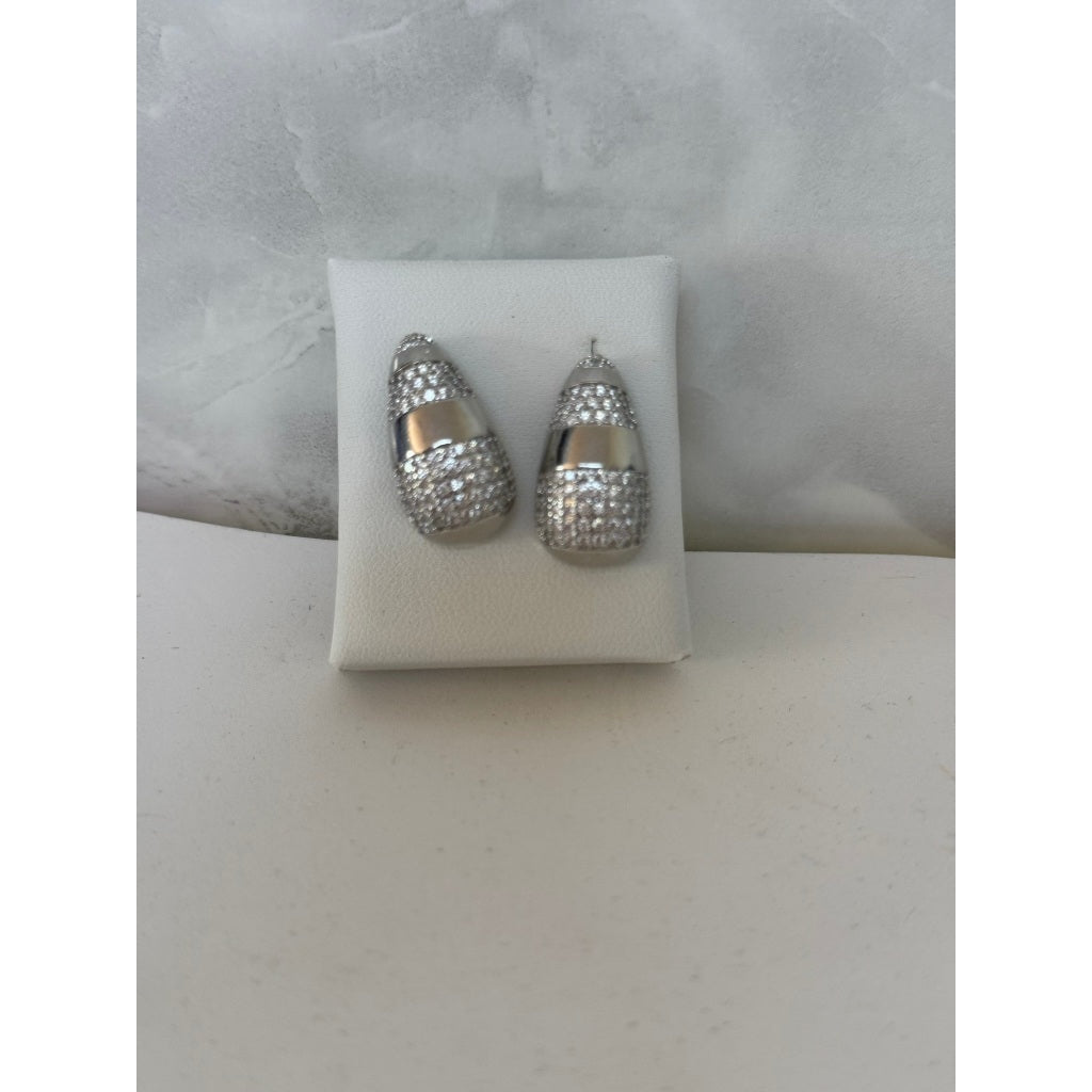 Brinco Gota Luxo Cravejado – Brilho e Sofisticação