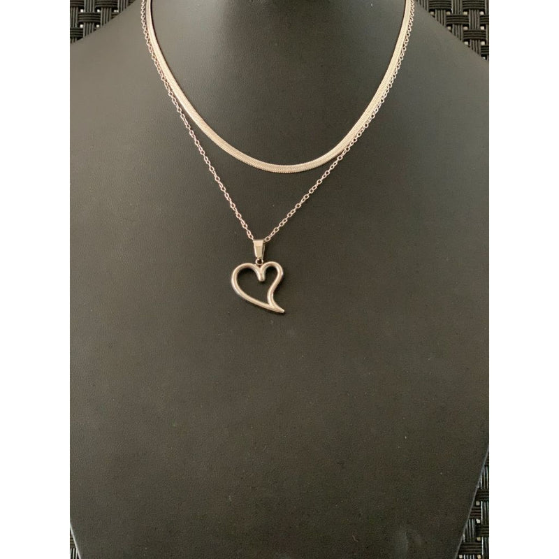 Colar Feminino Duplo em Aço Inoxidável Dourado com Pingente de Coração Vazado