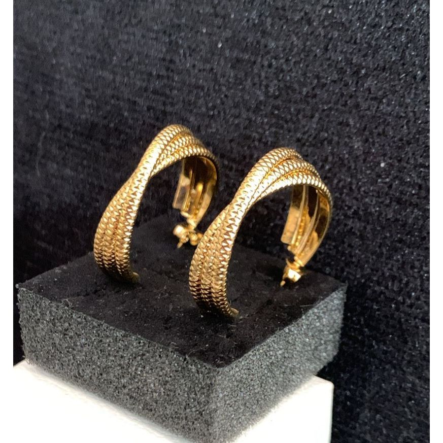 Argola feminina tripla texturizada  dourada - Aço Inoxidável