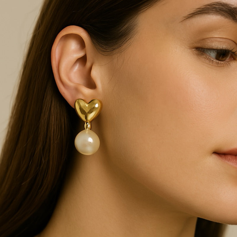 Brincos Coração Dourado e prata com Pérola - Sofisticação e Charme