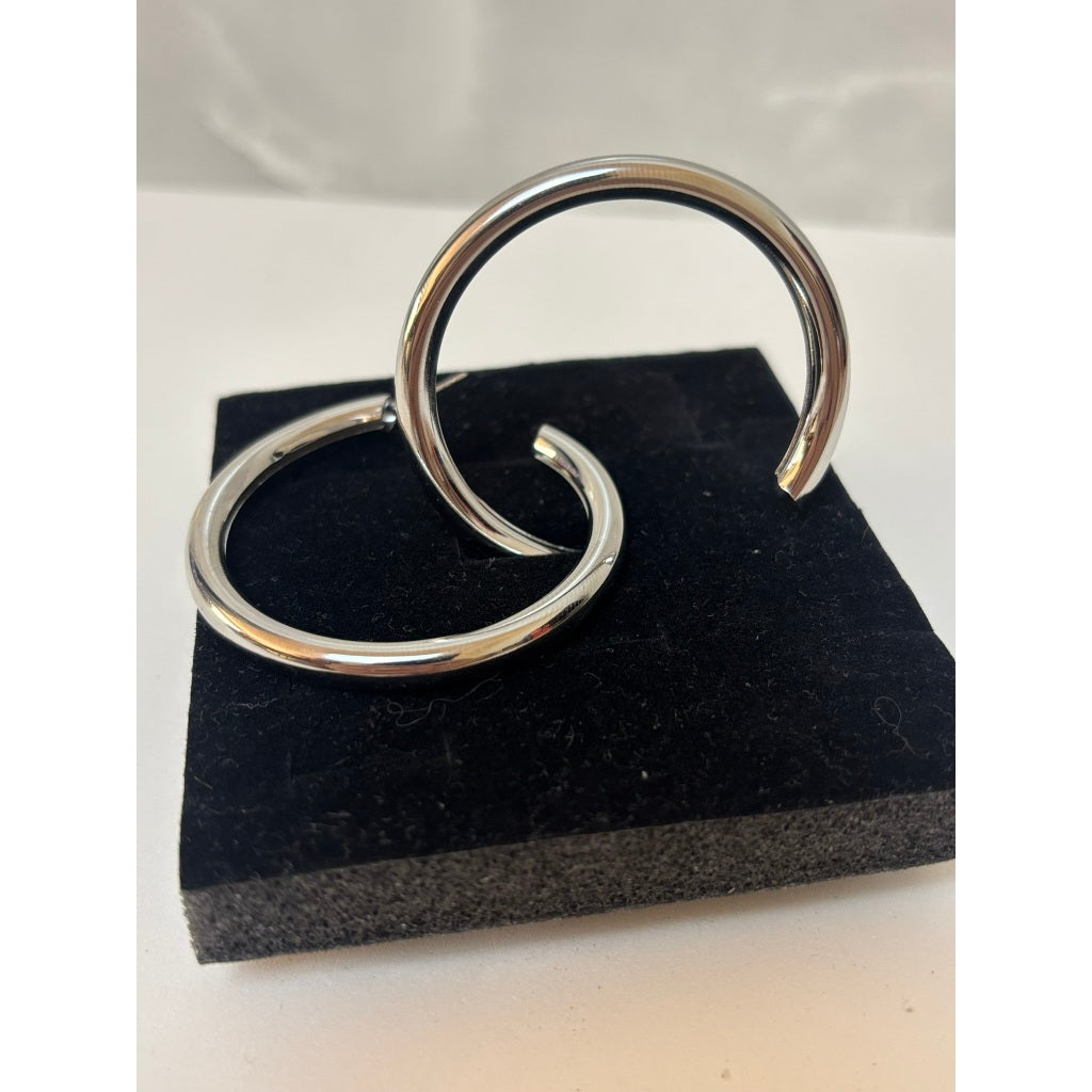 Brinco feminino Argola Aberta Prateado e Dourado – Minimalismo com Toque Moderno