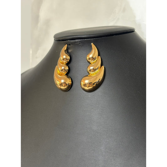 Brincos Dourados e prata Esculpidos – Elegância e Modernidade