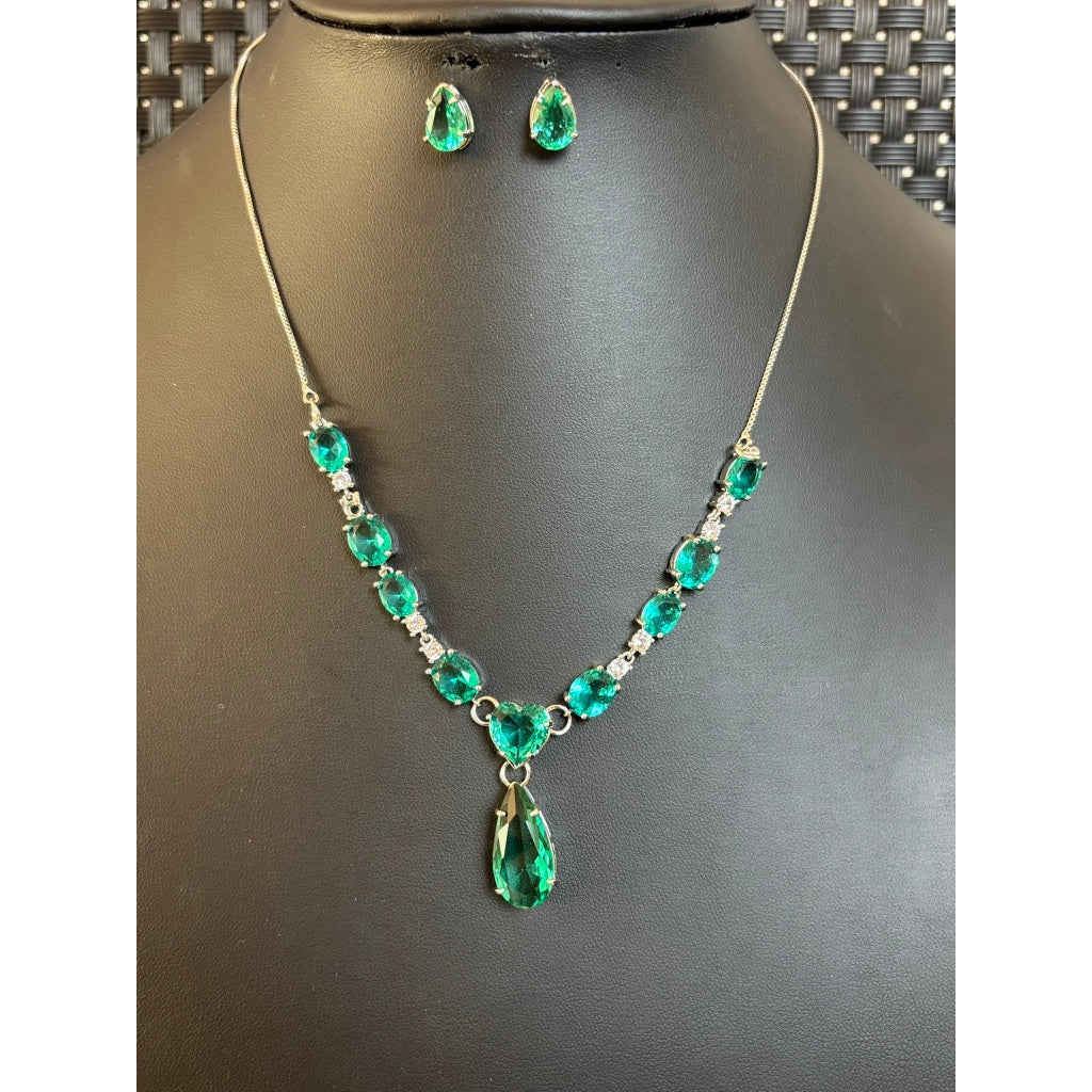 Colar feminino gota e pedras lapidadas