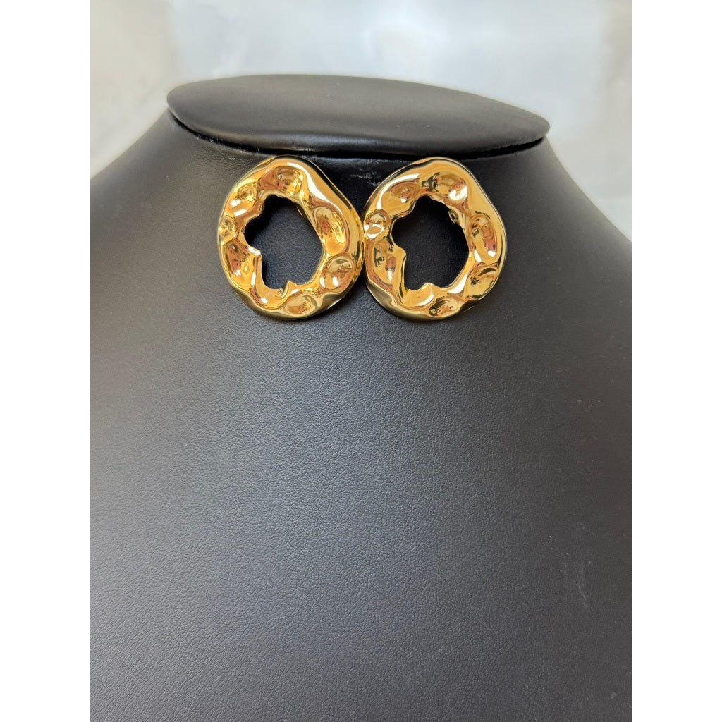 Brinco Dourado Orgânico – Modernidade e Sofisticação em Uma Só Peça