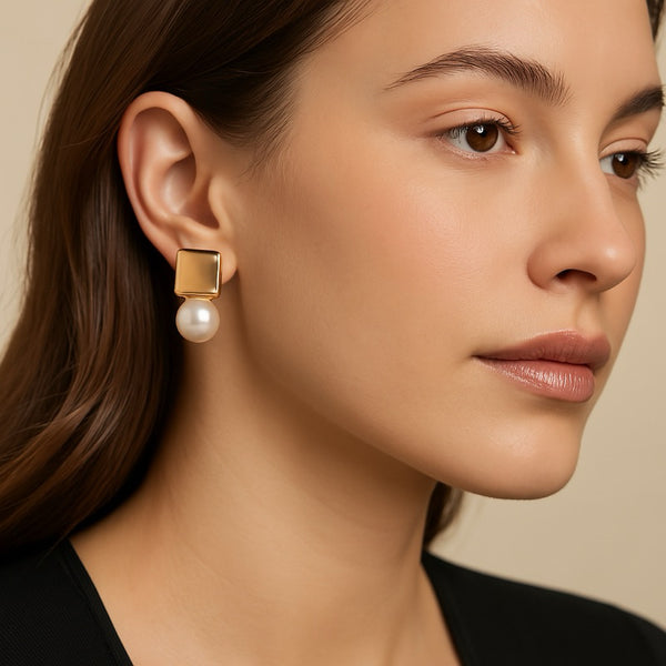Brinco Dourado com Pérola – Clássico e Elegante