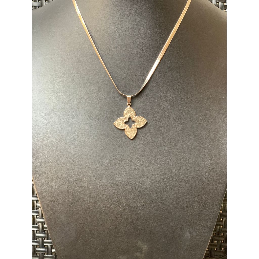 Colar feminino pingente flor estilizada texturizada - Aço Inoxidável