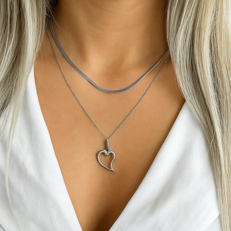 Colar Feminino Duplo em Aço Inoxidável Dourado com Pingente de Coração Vazado
