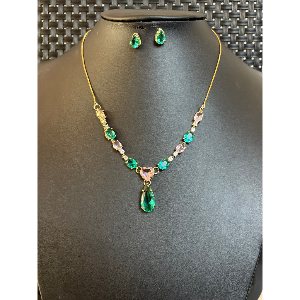 Colar feminino gota e pedras lapidadas