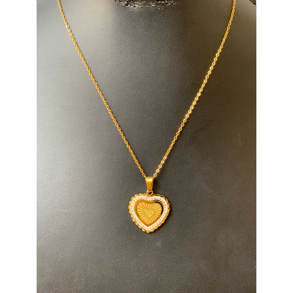 Colar Feminino em Aço Inoxidável Dourado com Pingente de Coração Religioso Cravejado