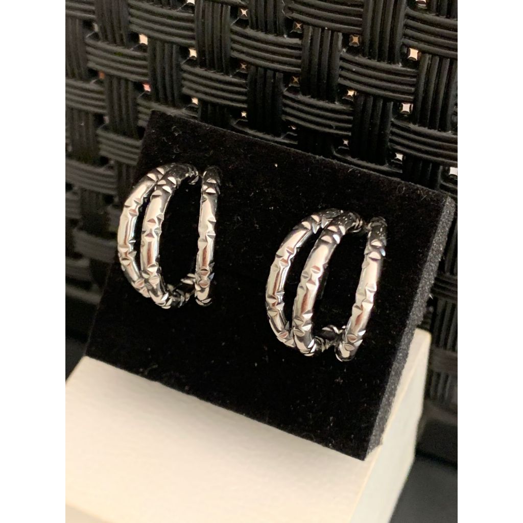 Brinco  feminino triplo texturizado - aço inoxidável