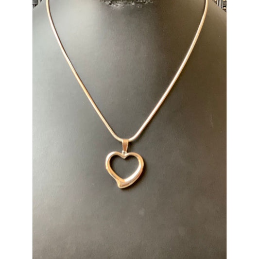 Colar Feminino em Aço Inoxidável com Pingente de Coração Orgânico Vazado