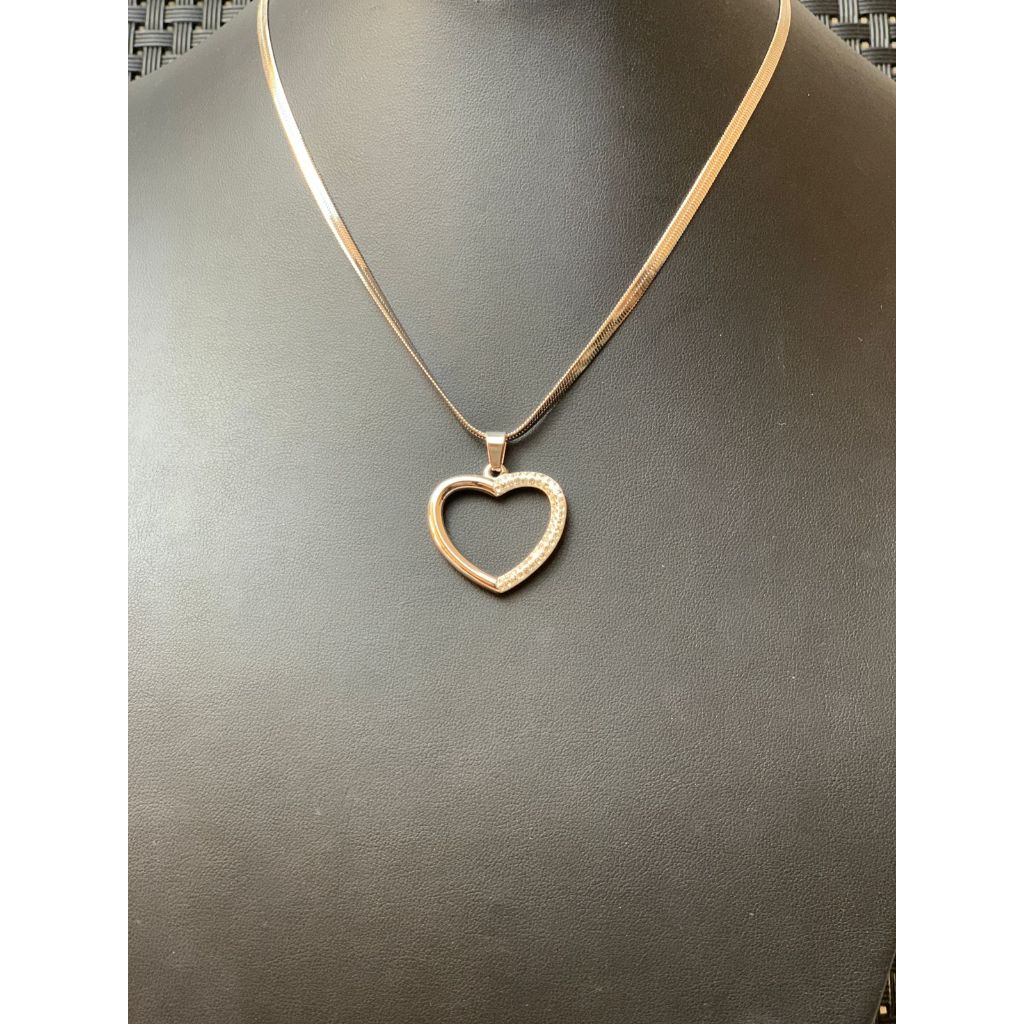 Colar feminino coração vazado e cravejado Aço Inoxidável