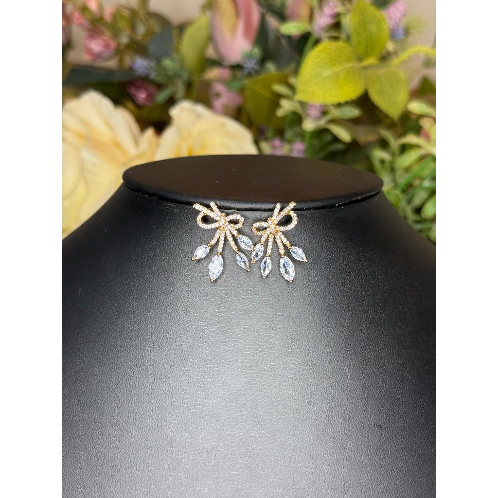 Brinco laço com ponta de cristais em zircônia coleção premium 2025