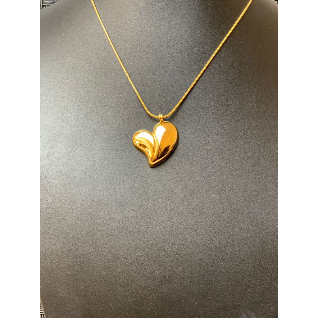 Colar Feminino em Aço Inoxidável Dourado com Pingente de Coração Esculpido