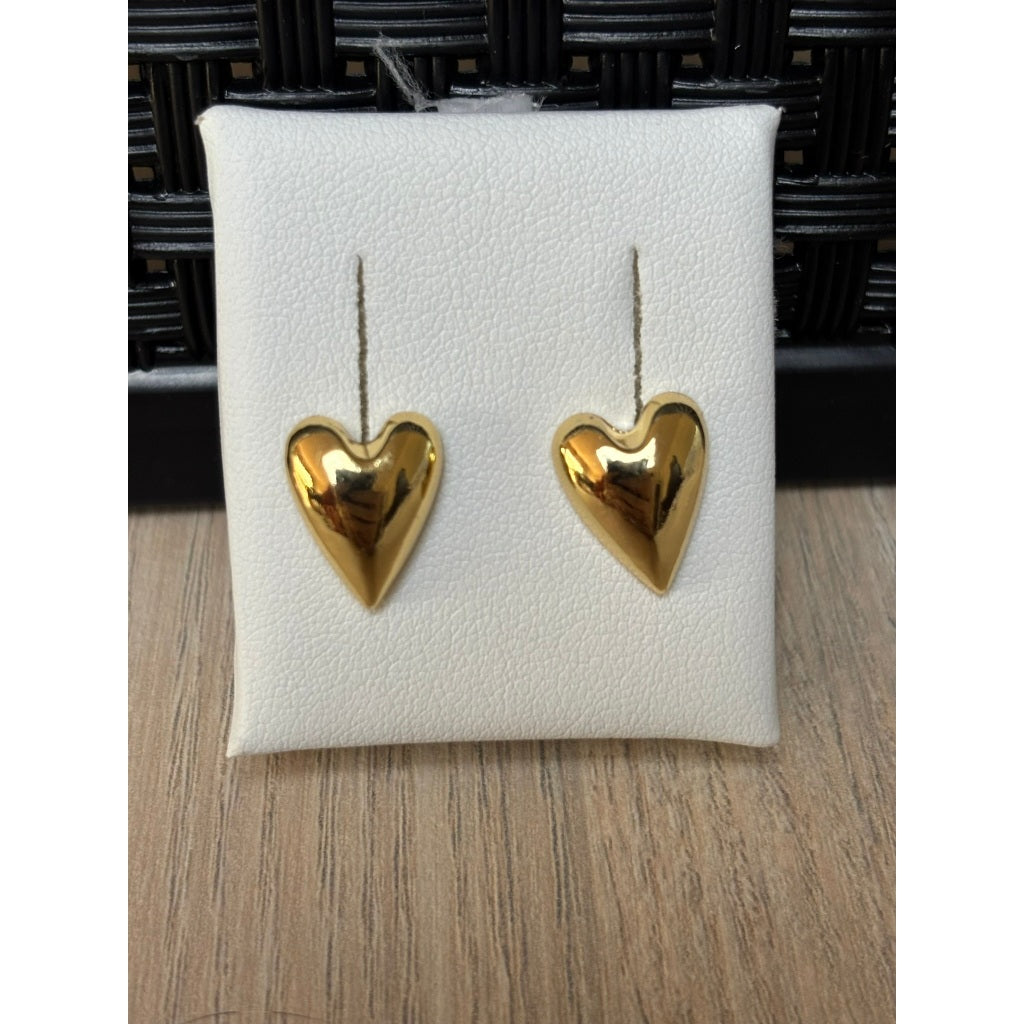 Brinco Coração Dourado Espelhado – Amor em Forma de Joia