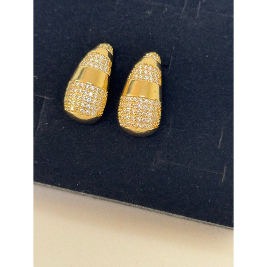 Brinco Gota Luxo Cravejado – Brilho e Sofisticação