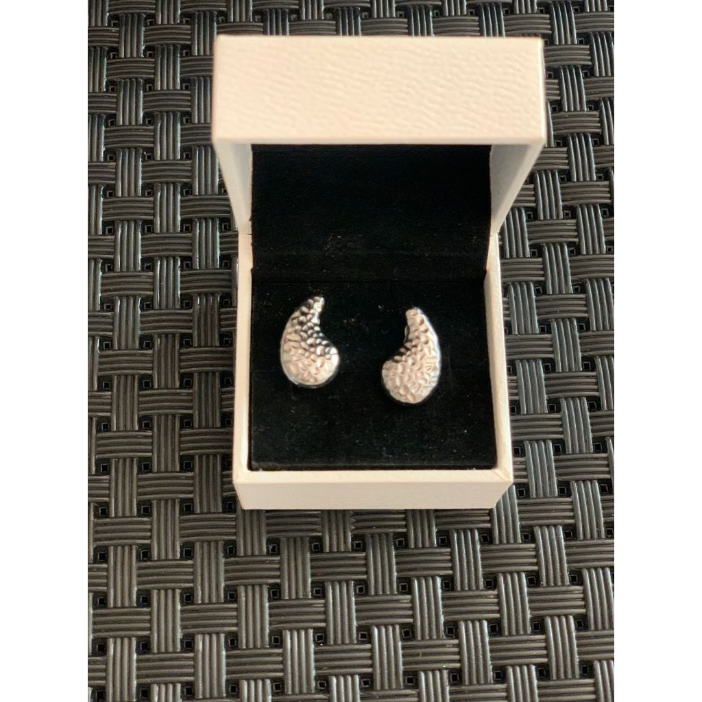 Brinco Feminino em Aço Inoxidável Texturizado - Design Gota Orgânica