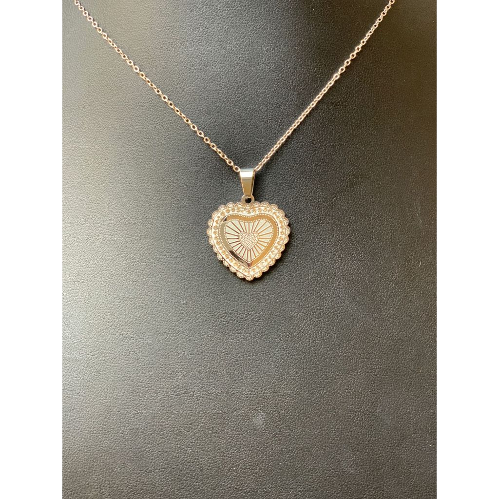 Colar Feminino em Aço Inoxidável Dourado com Pingente de Coração Religioso Cravejado