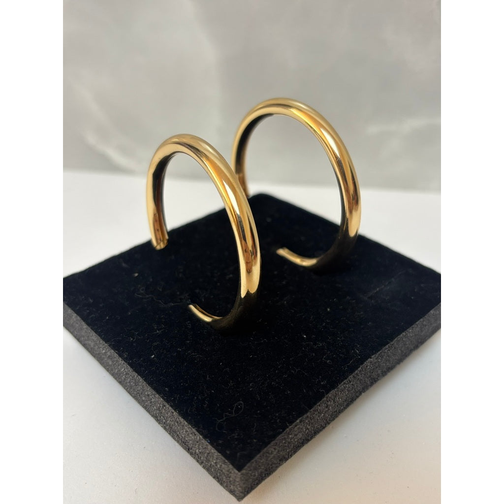 Brinco feminino Argola Aberta Prateado e Dourado – Minimalismo com Toque Moderno