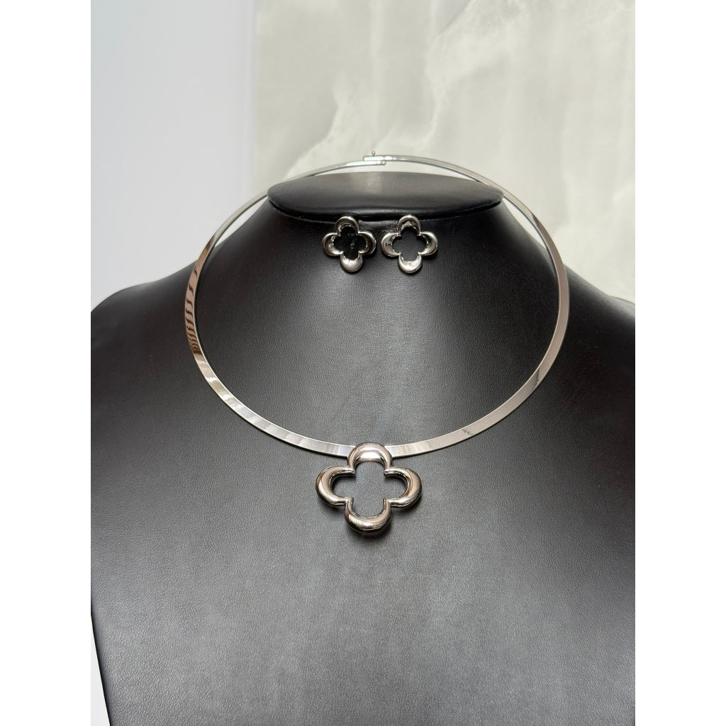 Colar Gargantilha e Brincos Trevo - Elegância Minimalista com Toque de Sofisticação