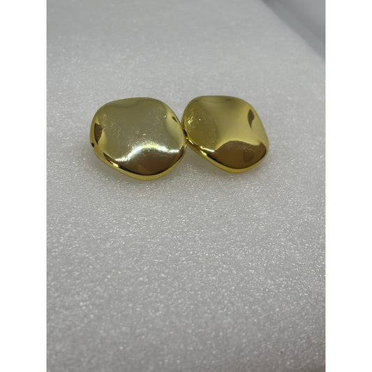 Brinco Botão Metalizado – Minimalismo e Sofisticação em Uma Peça Atemporal