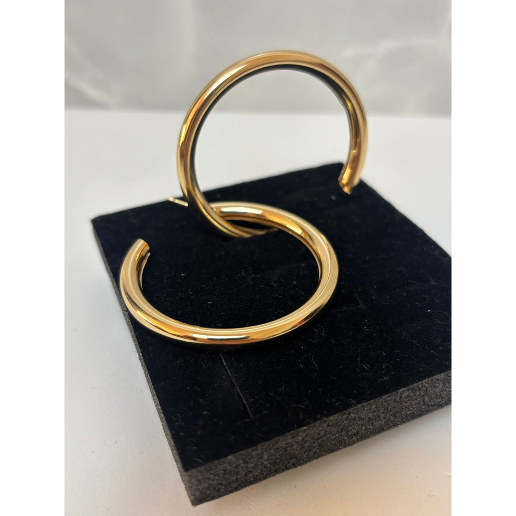 Brinco feminino Argola Aberta Prateado e Dourado – Minimalismo com Toque Moderno