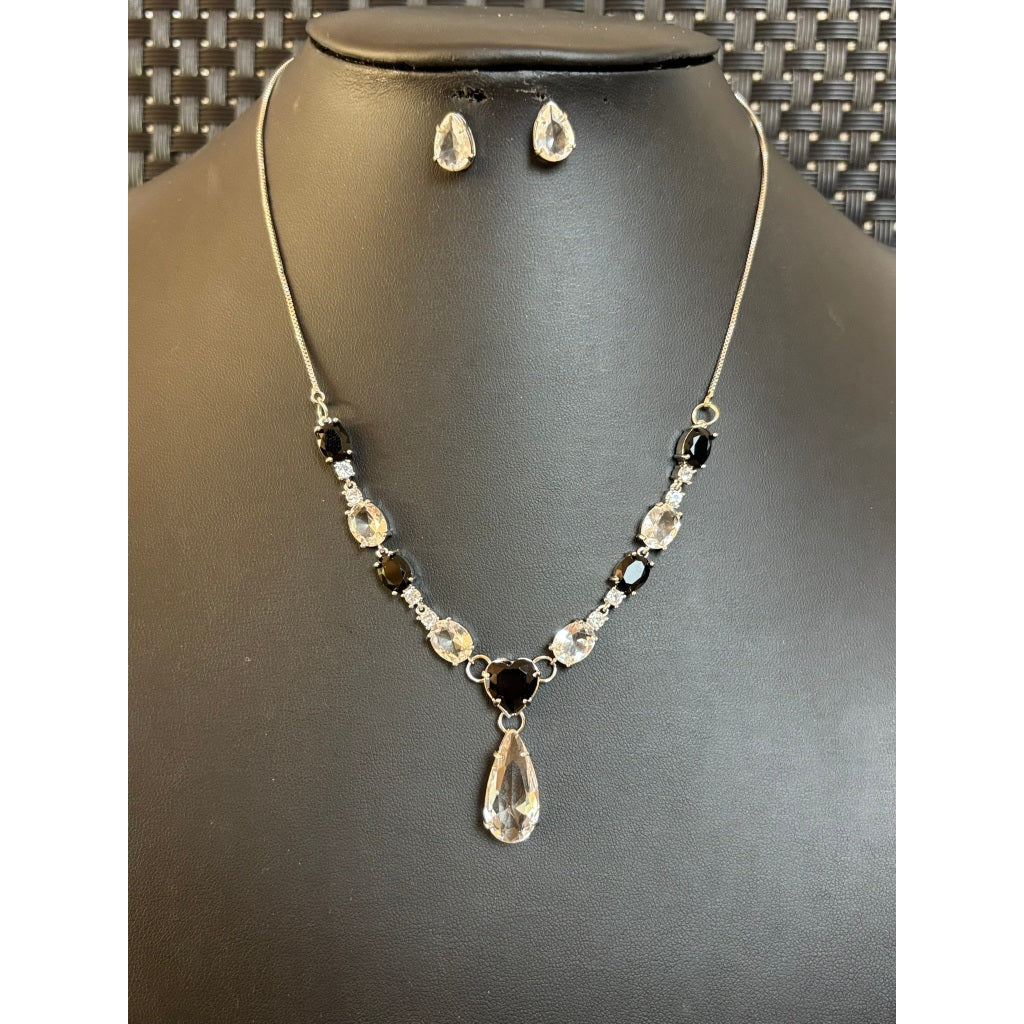 Colar feminino gota e pedras lapidadas