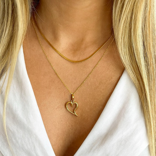 Colar Feminino Duplo em Aço Inoxidável Dourado com Pingente de Coração Vazado