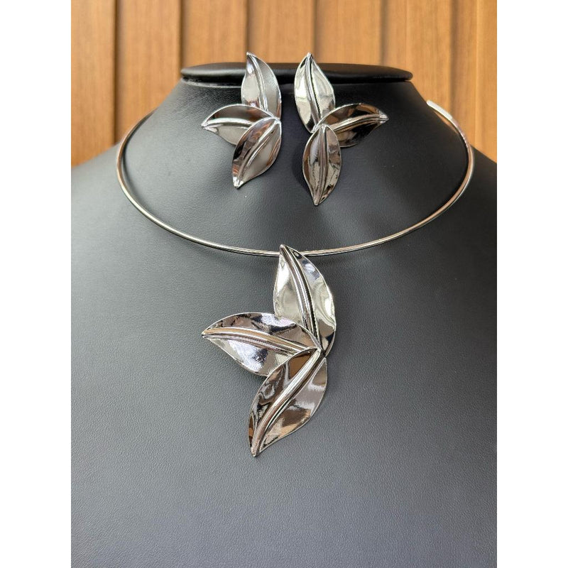 CHOCKER FOLHA COM BRINCO