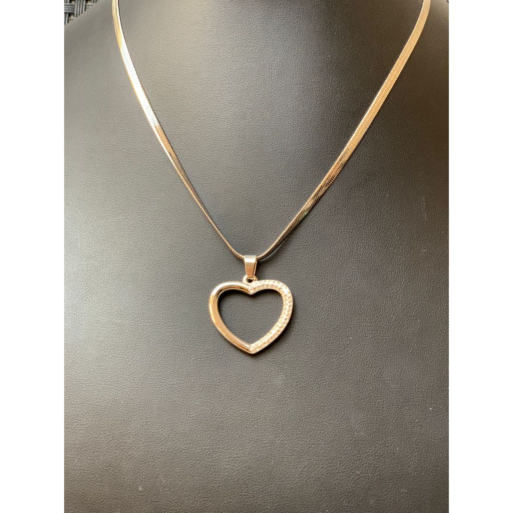 Colar feminino coração vazado e cravejado Aço Inoxidável