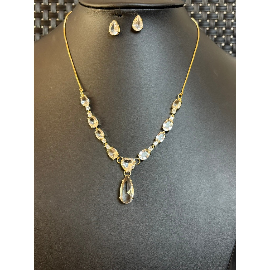 Colar feminino gota e pedras lapidadas