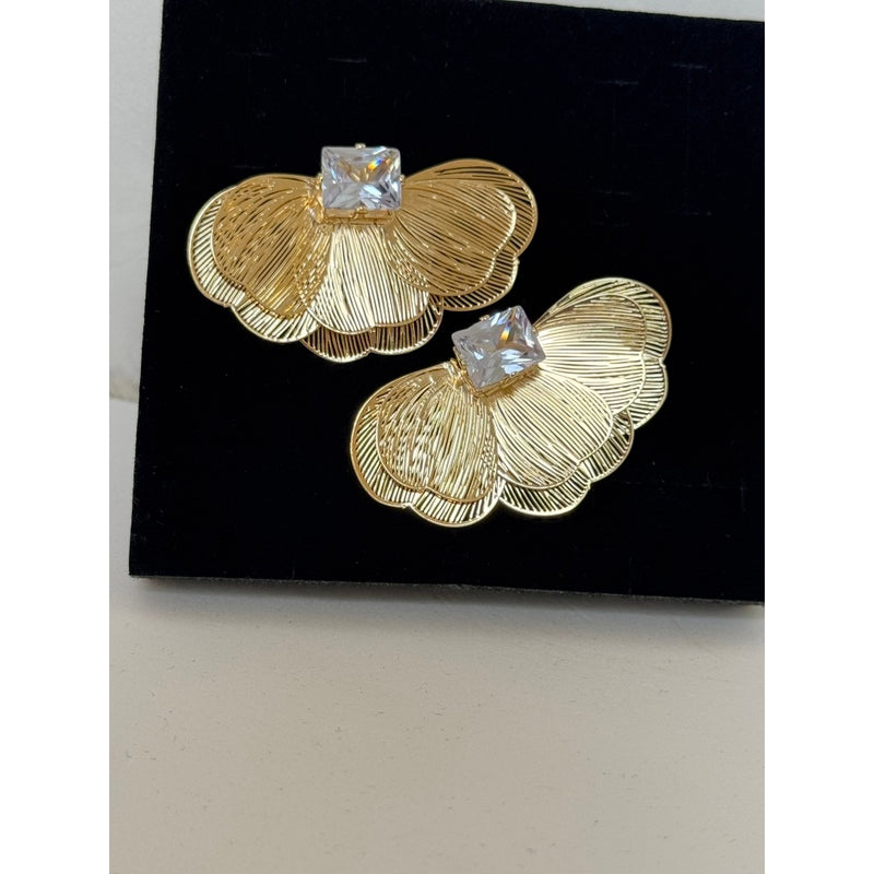 Brinco feminino Flor Dourado  e prateado com Cristal – Delicadeza e Sofisticação em Uma Peça Única