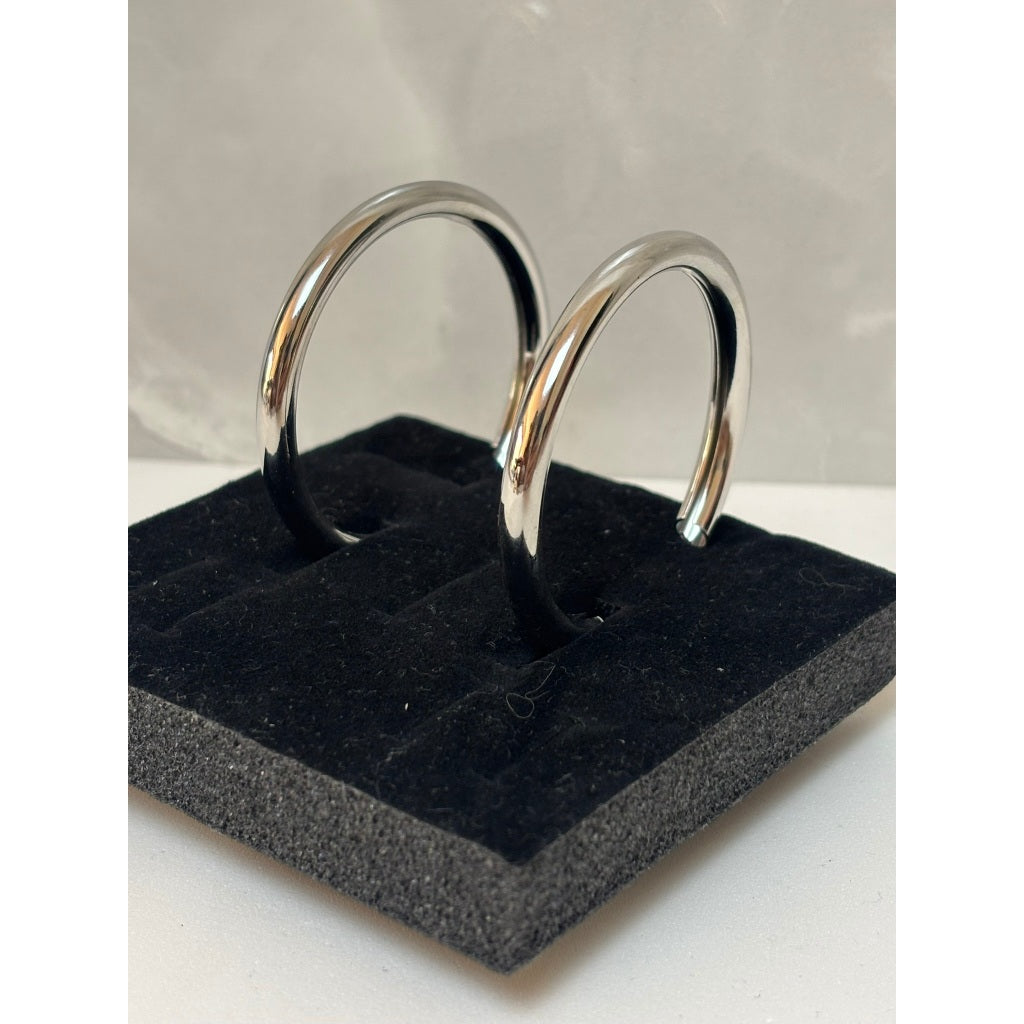 Brinco feminino Argola Aberta Prateado e Dourado – Minimalismo com Toque Moderno