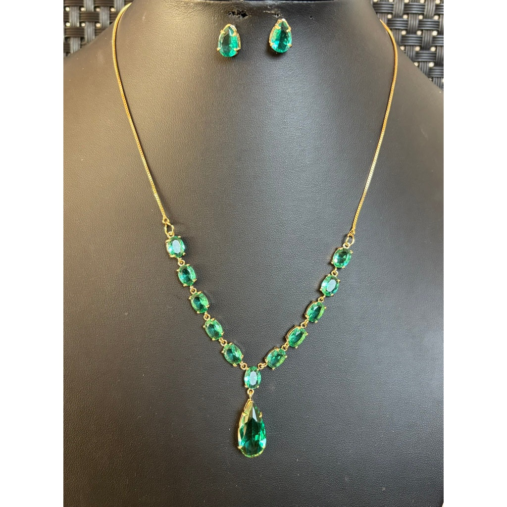 Colar feminino gota e pedras lapidadas