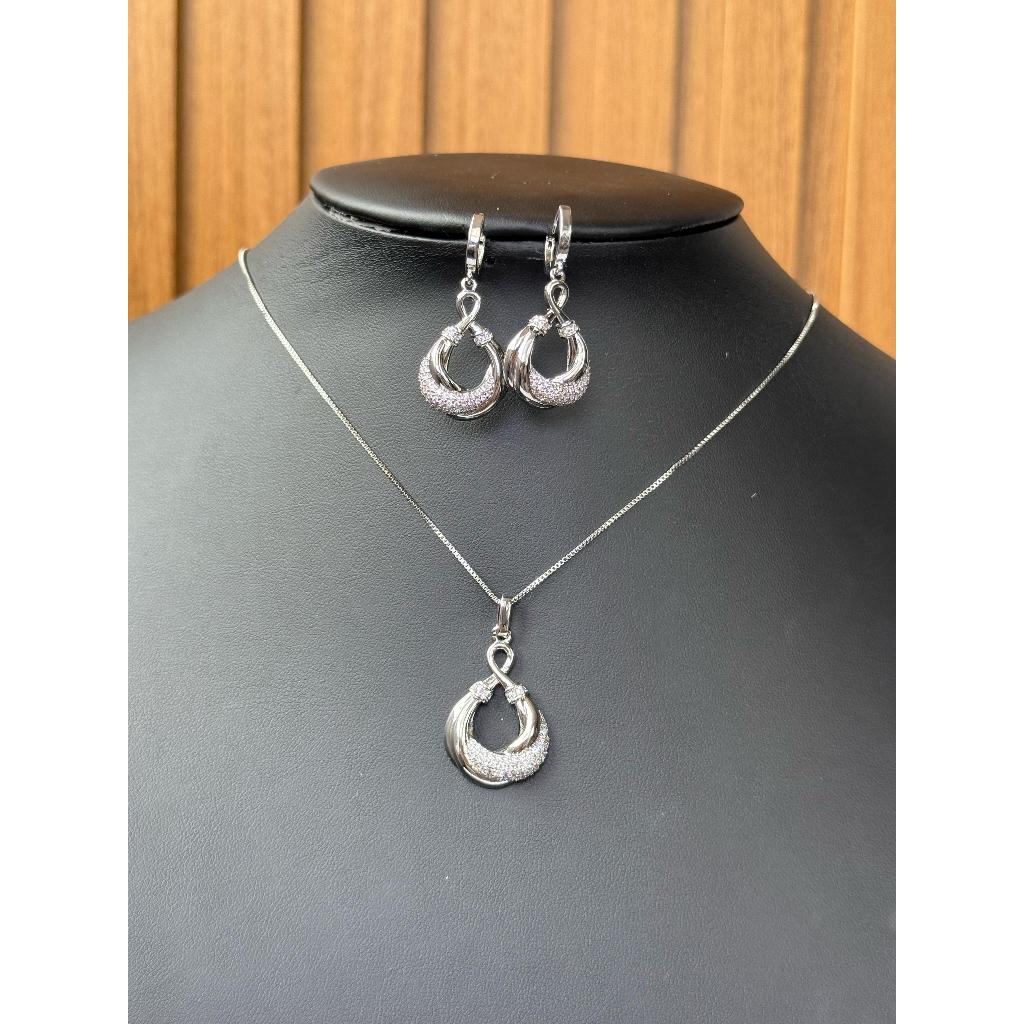 Colar feminino Infinity  Sofisticação Atemporal