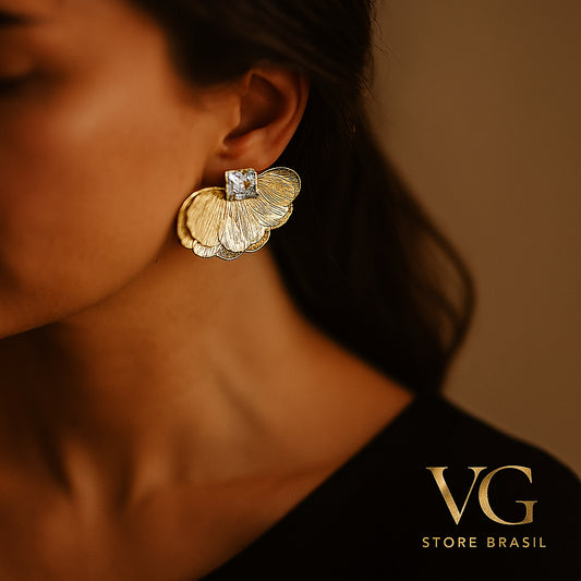 Brinco feminino Flor Dourado  e prateado com Cristal – Delicadeza e Sofisticação em Uma Peça Única