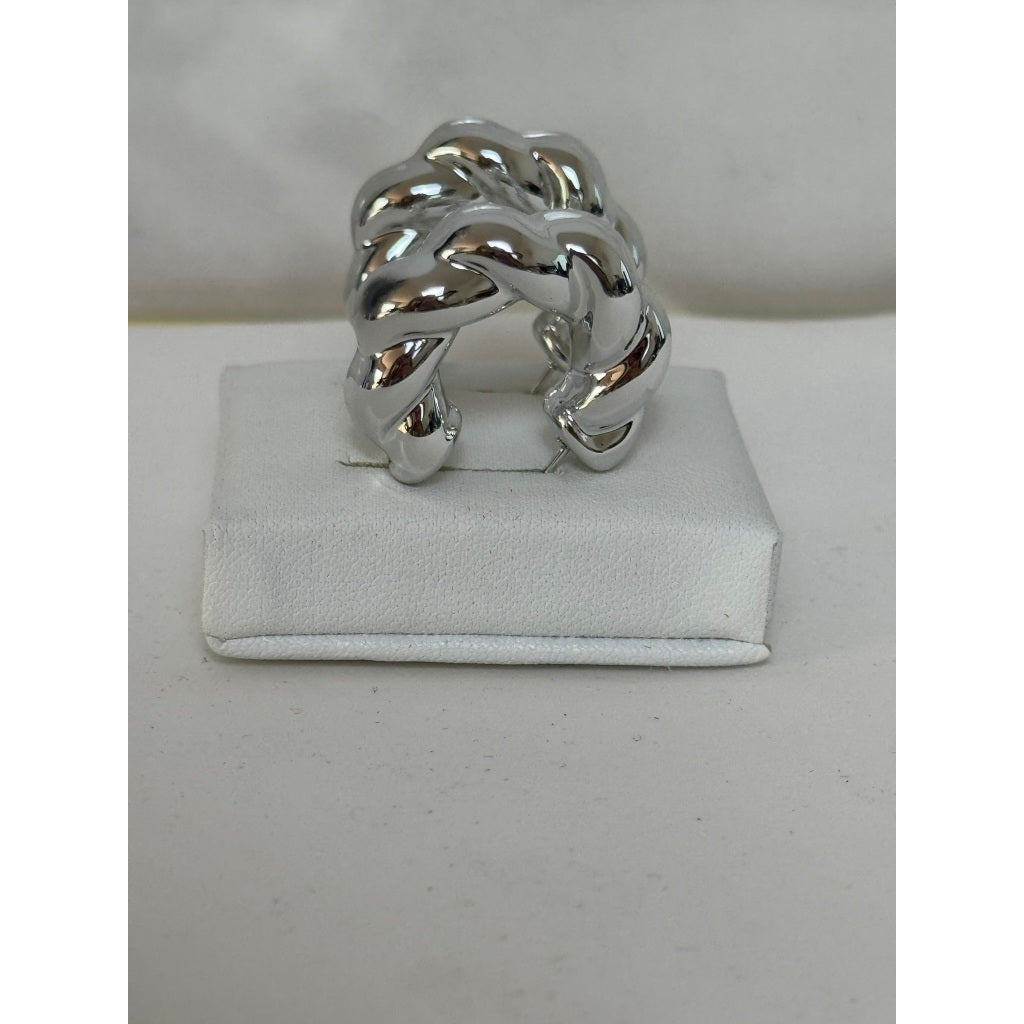 Brinco Dourado e prata Torcido – Elegância e Sofisticação