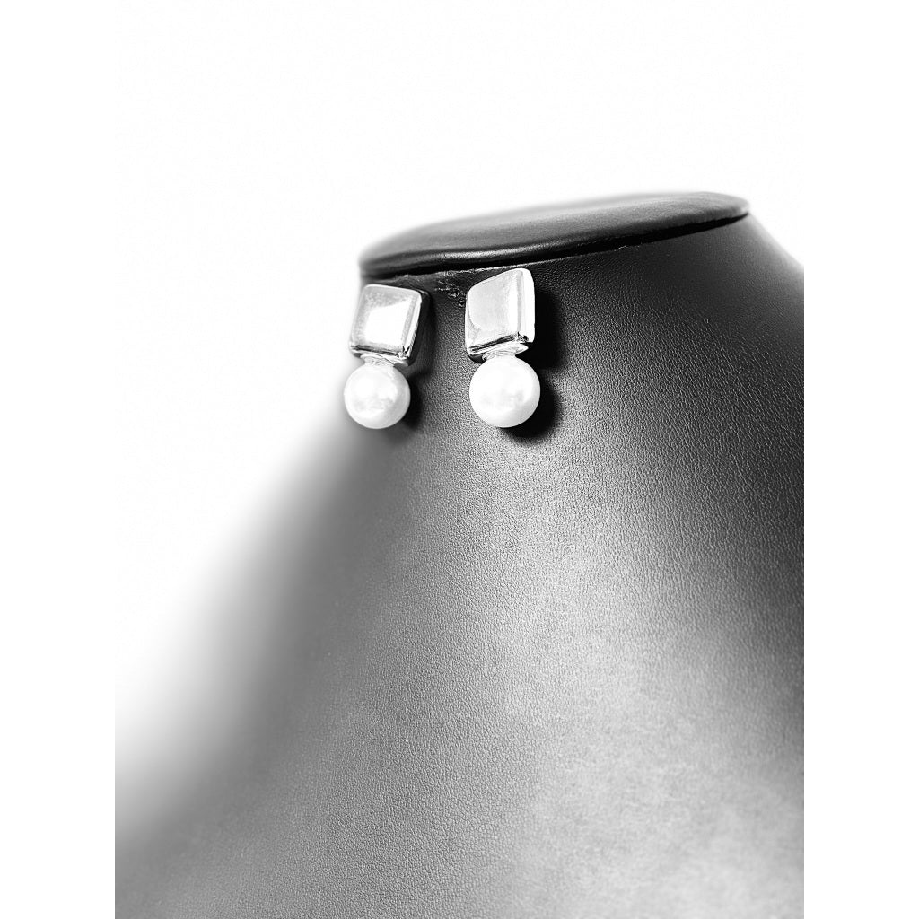 Brinco Dourado com Pérola – Clássico e Elegante