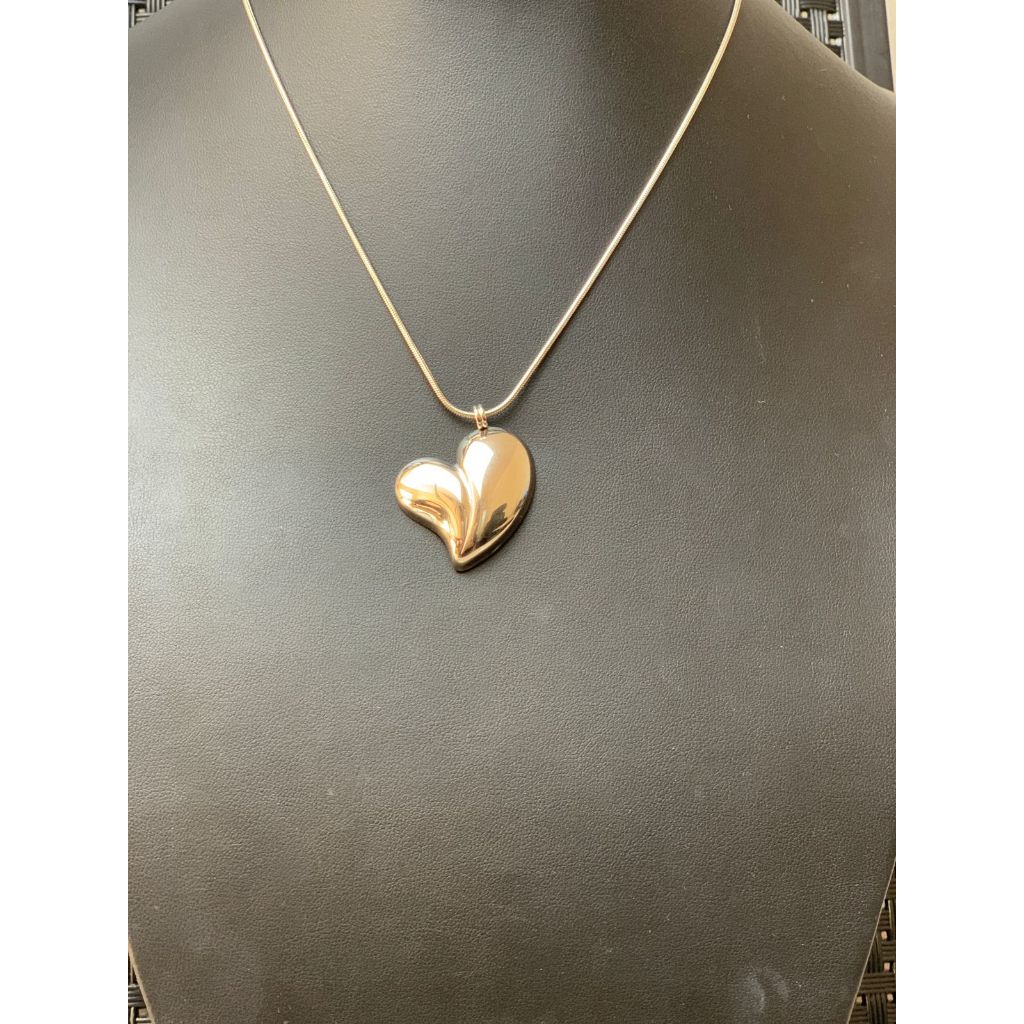 Colar Feminino em Aço Inoxidável Dourado com Pingente de Coração Esculpido