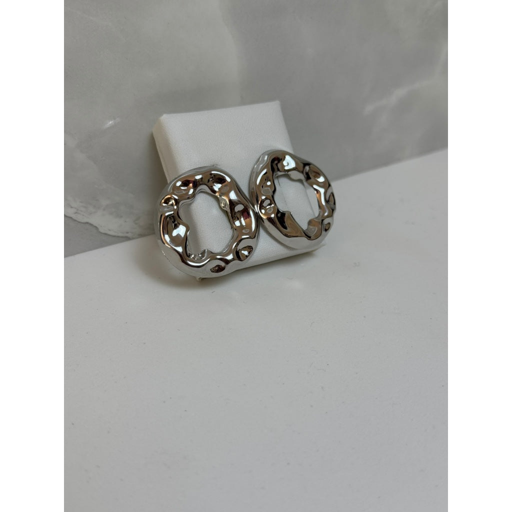 Brinco Dourado Orgânico – Modernidade e Sofisticação em Uma Só Peça