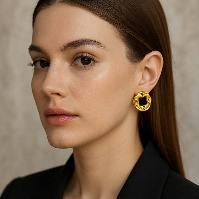 Brinco Dourado Orgânico – Modernidade e Sofisticação em Uma Só Peça