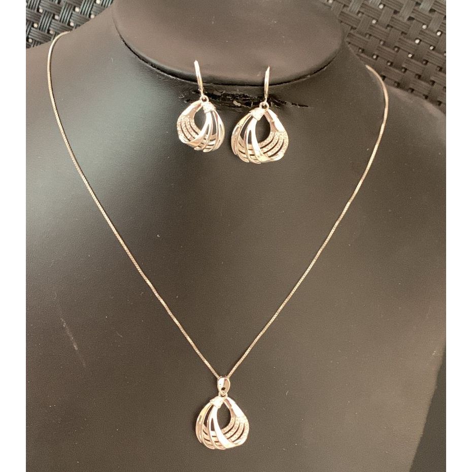 Colar feminino Infinity  Sofisticação Atemporal