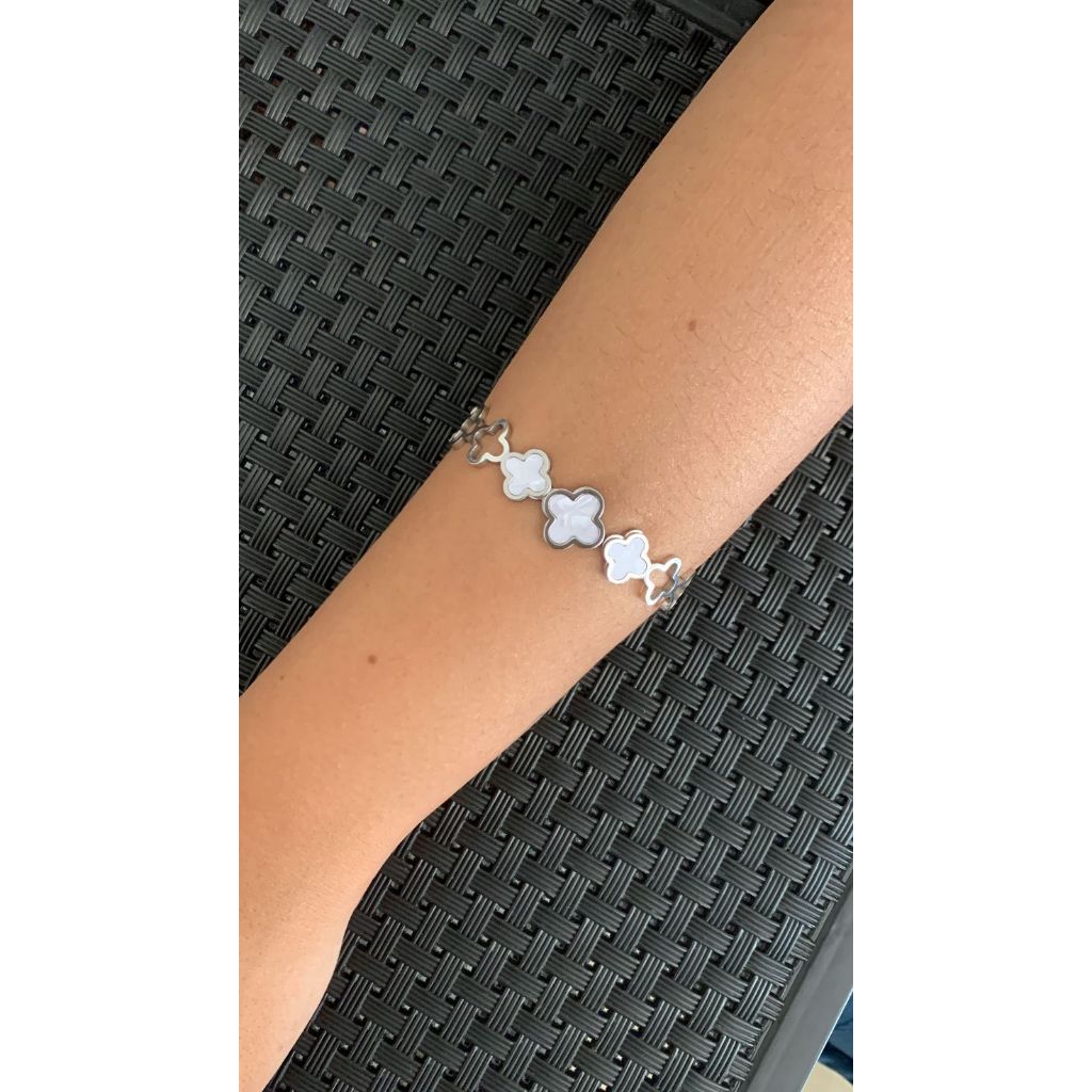 Pulseira Feminina Flor de Trevo em Aço Inoxidável – Estilo e Sofisticação