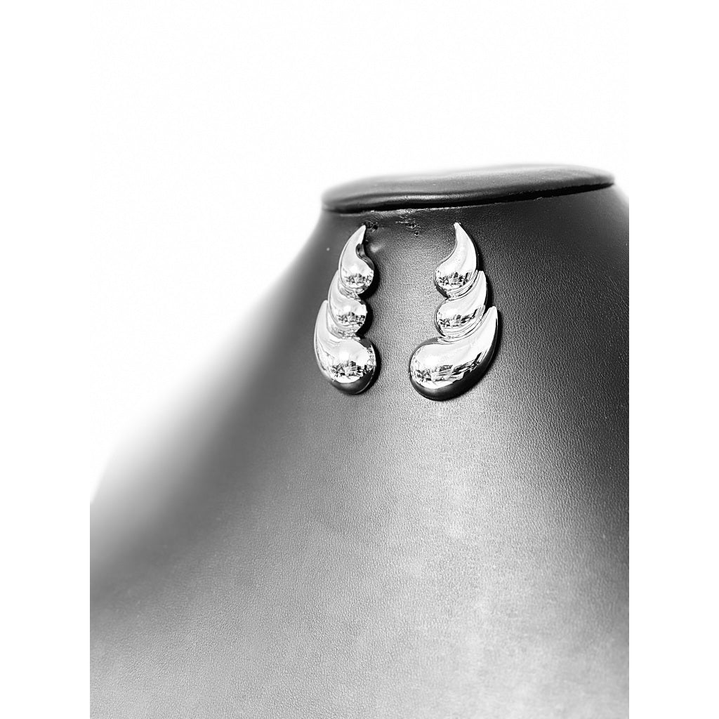 Brincos Dourados e prata Esculpidos – Elegância e Modernidade