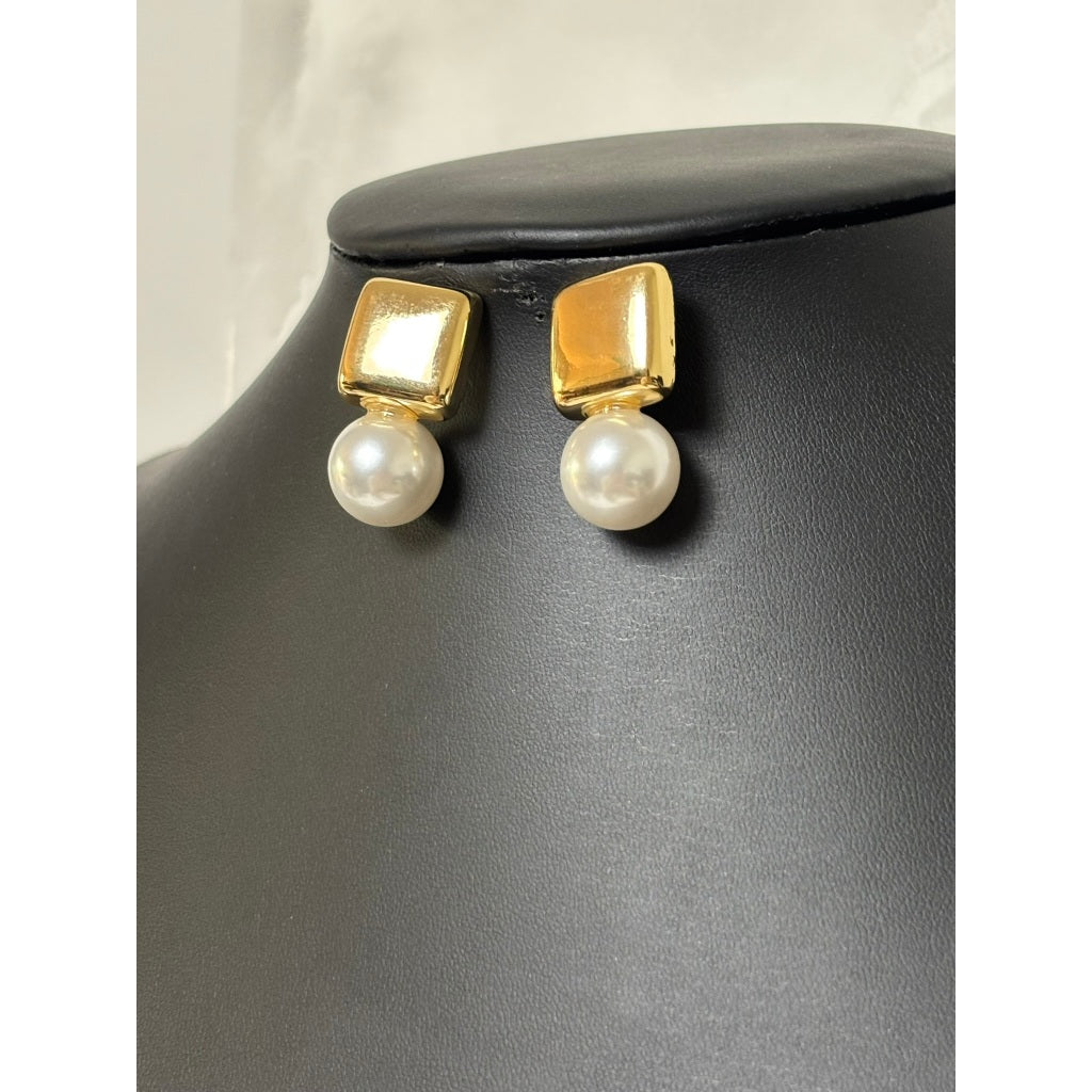 Brinco Dourado com Pérola – Clássico e Elegante